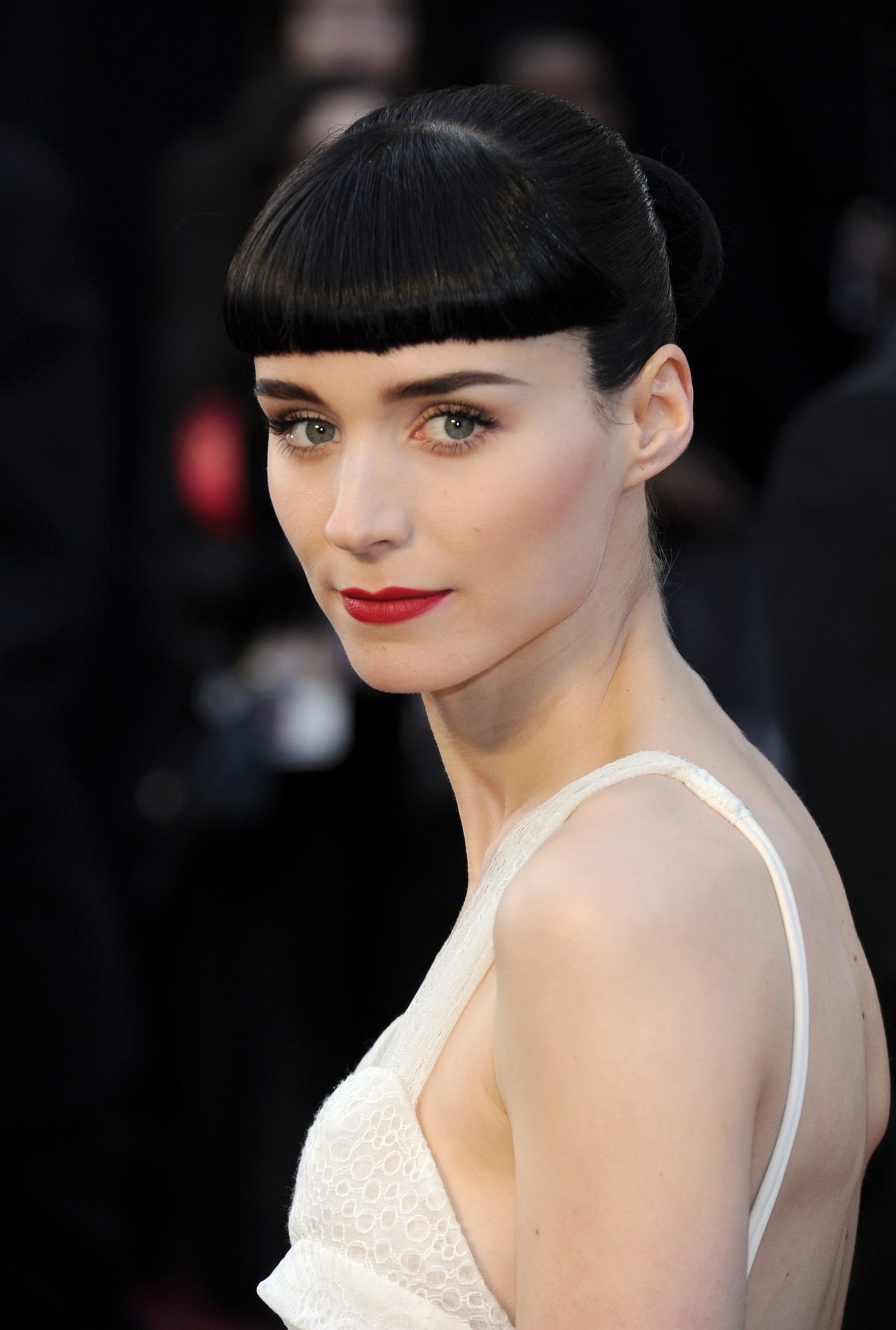 Rooney Mara tại Oscar, 2012: Mara là nữ diễn viên xuất sắc nhất được đề cử cho vai diễn trong Cô gái có hình xăm rồng. Mọi ánh mắt đều đổ dồn về Rooney Mara tại Oscar 2012 với vẻ ngoài hoàn hảo. Trong đêm trọng đại của mình, cô ấy trang điểm thực sự thu hút, tóc mái bằng và đôi môi đỏ thẫm, một sự kết hợp tinh tế, nhưng đáng nhớ và tạo dấu ấn.