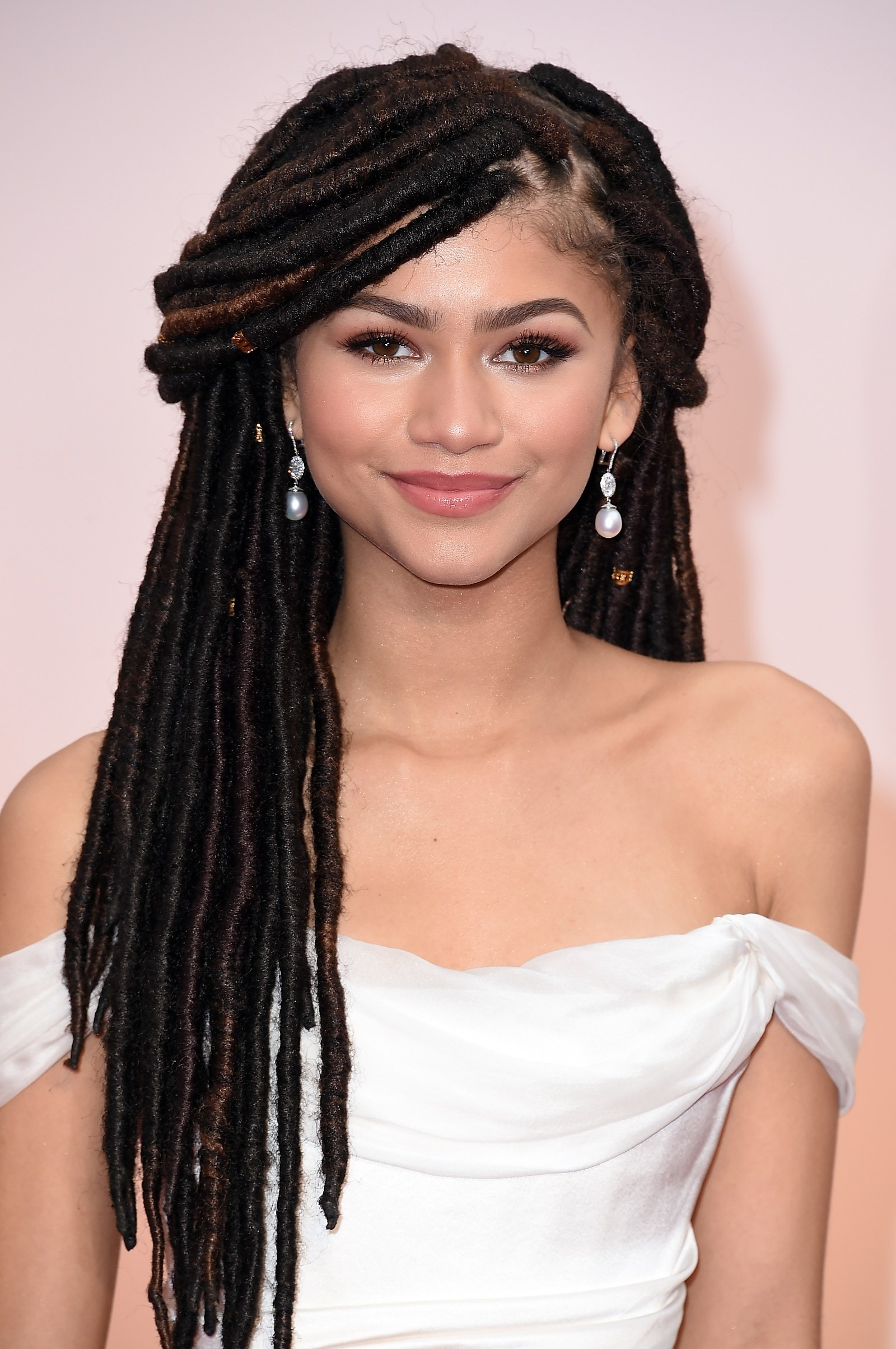 Zendaya tại Oscar, 2015: Vẻ ngoài của cô xóa đi ranh giới giữa chủng tộc và sự khuôn mẫu. Tại sự kiện đó, cô tiếp tục gây chú ý với hình tượng như thể một con tắc kè với mái tóc bện xoắn cầu kỳ, phá vỡ mọi ranh giới .