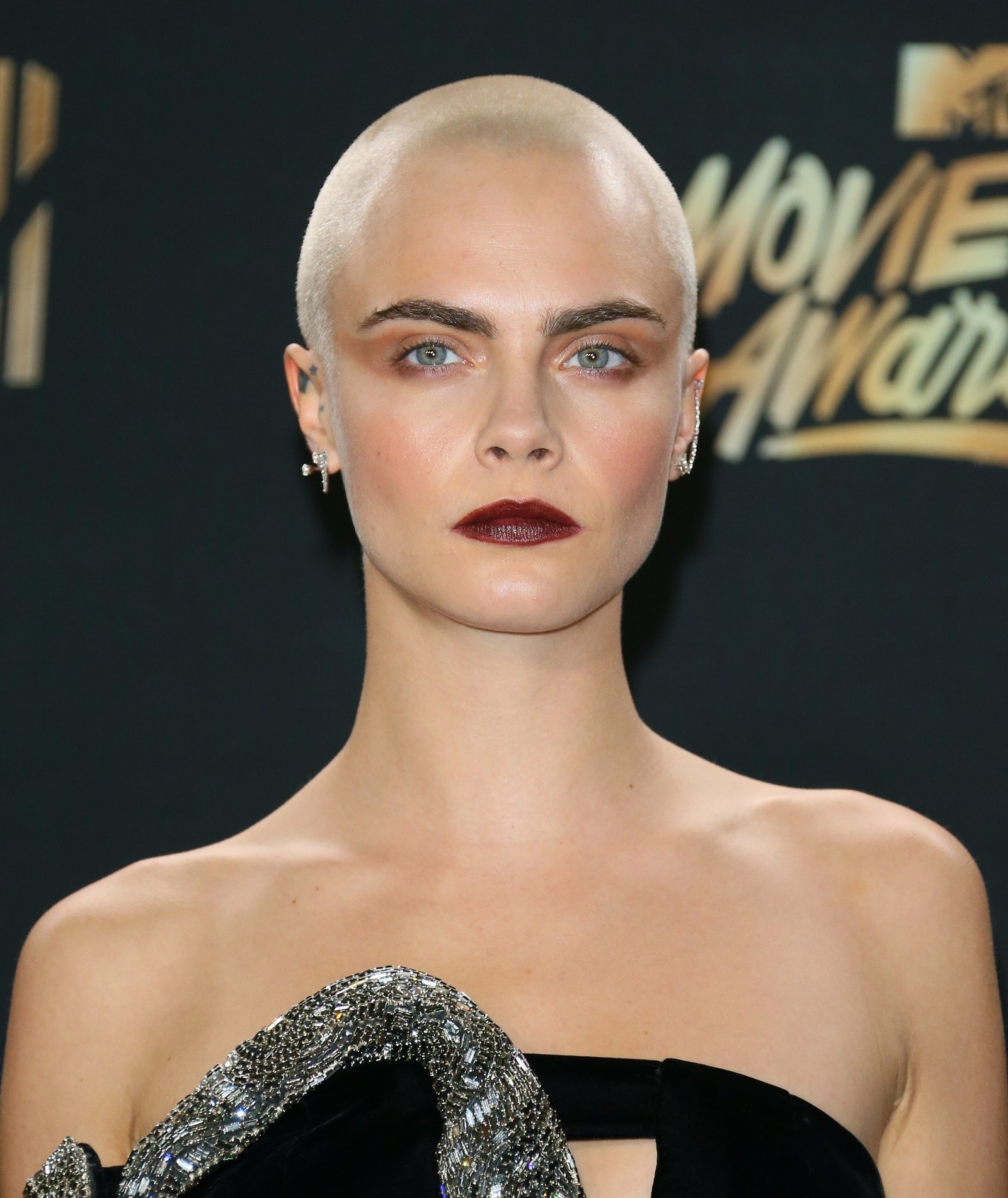 Cara Delevingne tại Giải thưởng điện ảnh MTV 2017: Sau khi cạo đầu để đóng vai một bệnh nhân ung thư trong phim điện ảnh, Cara Delevingne cảm thấy được trao quyền và cô đã đưa hình ảnh đậm chất nữ quyền này tới Giải thưởng điện ảnh MTV 2017. "Thật là thoải mái khi nhận ra rằng bạn không cần tóc để đẹp và cảm thấy mình là phụ nữ", cô nói vẻ vẻ ngoài đặc biệt của mình tại sự kiện.