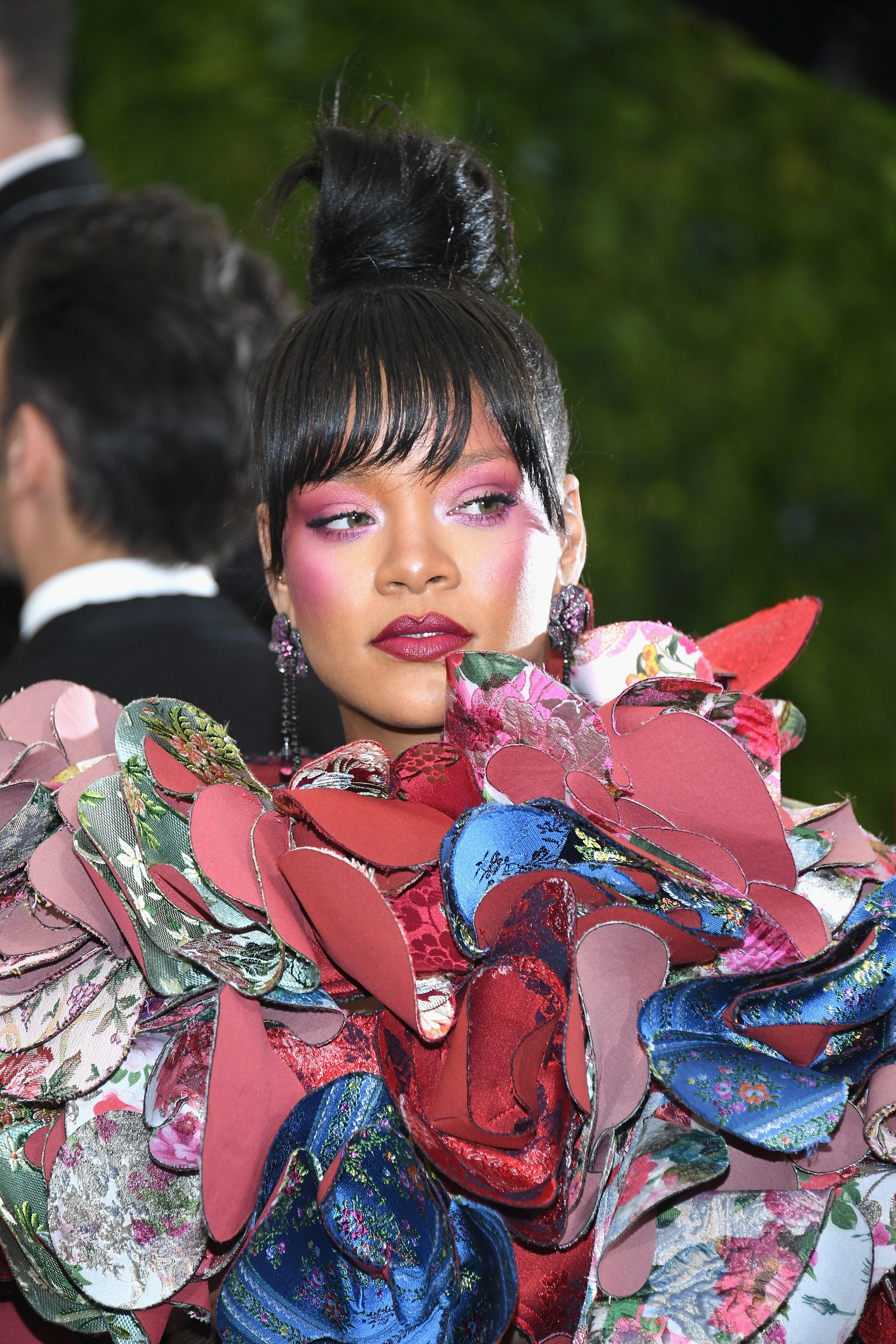 Rihanna tại Met Gala, 2017: Rihanna là một hiện tượng gây chú ý thực sự từ đầu đến chân tại Met Gala 2017. Thiết kế hoa Comme des Garçons bao phủ tổng thể của Riri, cô mặc những mảnh hoa lá màu đỏ tươi để thể hiện sự đa sắc thái trong đế chế mỹ phẩm Fenty Beauty sắp được công bố (vào thời điểm đó) của mình.