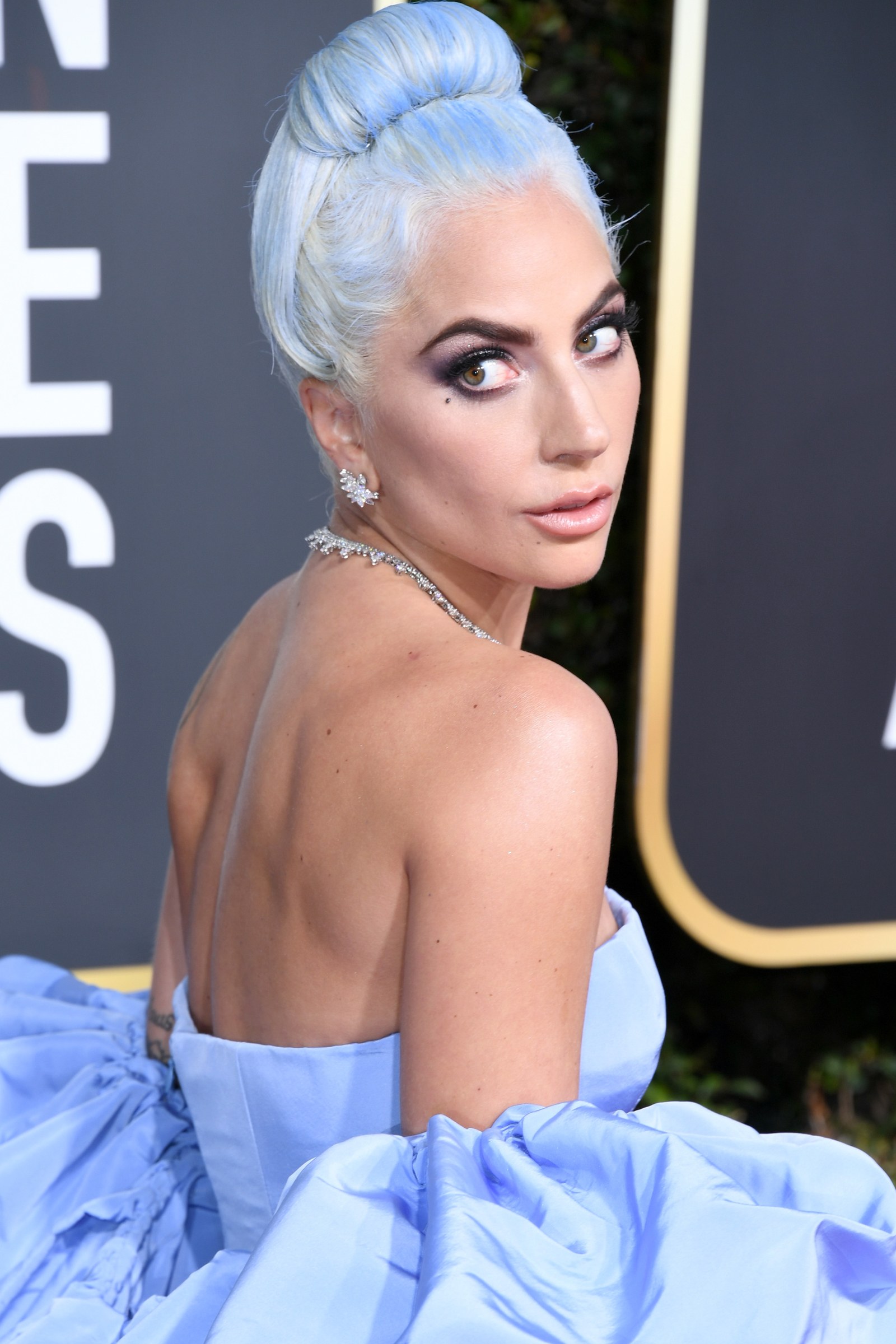 Lady Gaga tại Quả cầu vàng, 2019: Lady Gaga chưa bao giờ là một người theo kiểu thông thường. Tại Quả cầu vàng năm nay, cô đã nhuốm màu xanh bạc cho mái tóc để phù hợp với chiếc váy Valentino của cô. Layout cũng như cách trang điểm phù hợp với chiếc áo váy thanh lịch, cô ấy luôn là bậc thầy trong việc tạo ra một khuynh hướng cá nhân cho một tác phẩm kinh điển quyến rũ