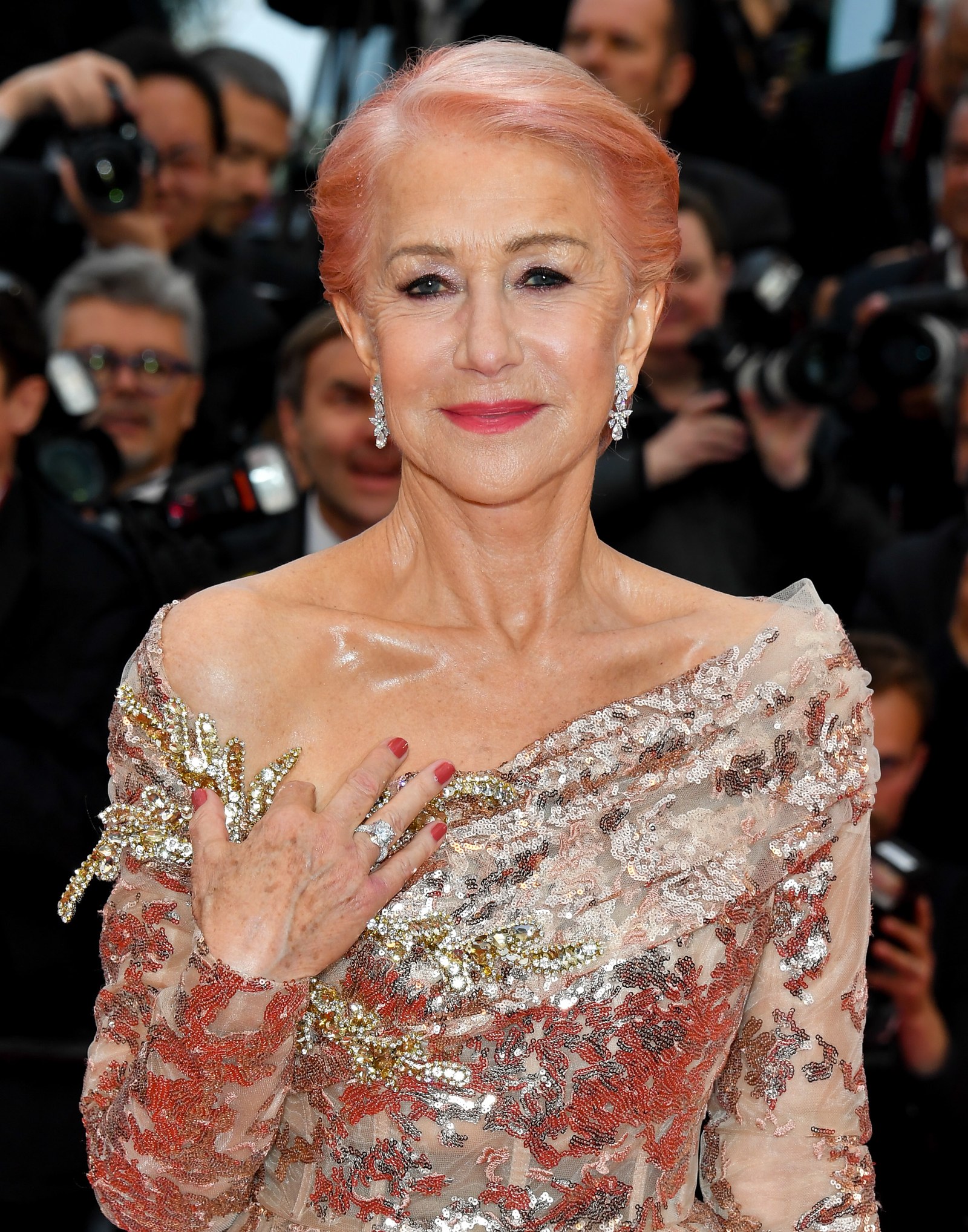 Helen Mirren tại Liên hoan phim Cannes, 2019: Tóc hồng màu bong bóng kẹo cao su của Helen Mirren chứng minh phụ nữ cao tuổi có thể mặc mọi thứ họ muốn. Bỏ qua các quy tắc làm đẹp cổ xưa, quý bà Hollywood đã tham gia Liên hoan phim Cannes 2019 với mái tóc nổi bật, đôi môi sáng và móng tay cá tính. Sự trẻ trung bất chấp tuổi tác của Mirren khiến nhiều người ngưỡng mộ.