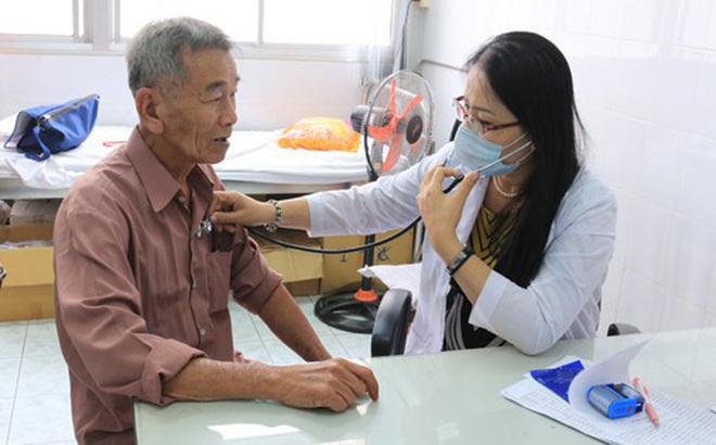 Người già khi có những dấu hiệu cảnh báo bệnh tim mạch cần đi viện ngay. Ảnh minh họa