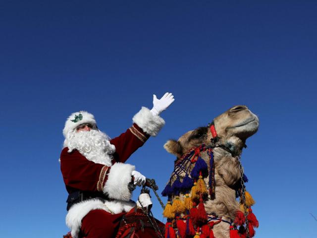 Du lịch - Lạ với ông già Noel cưỡi lạc đà đi phát quà Giáng sinh
