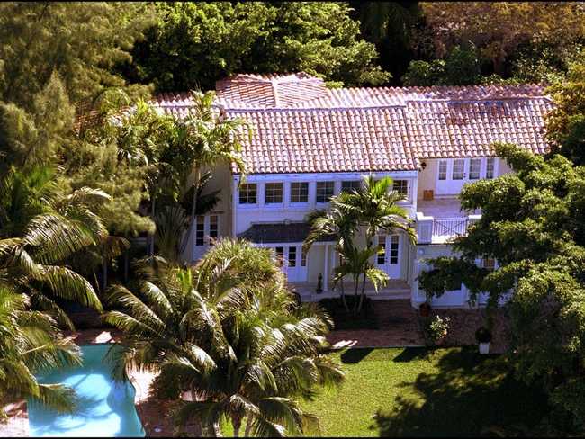 Ca sĩ và diễn viên nổi tiếng Ricky Martin cũng từng sống trên đảo này, nhưng không rõ giờ anh ta có còn ở nữa hay không.