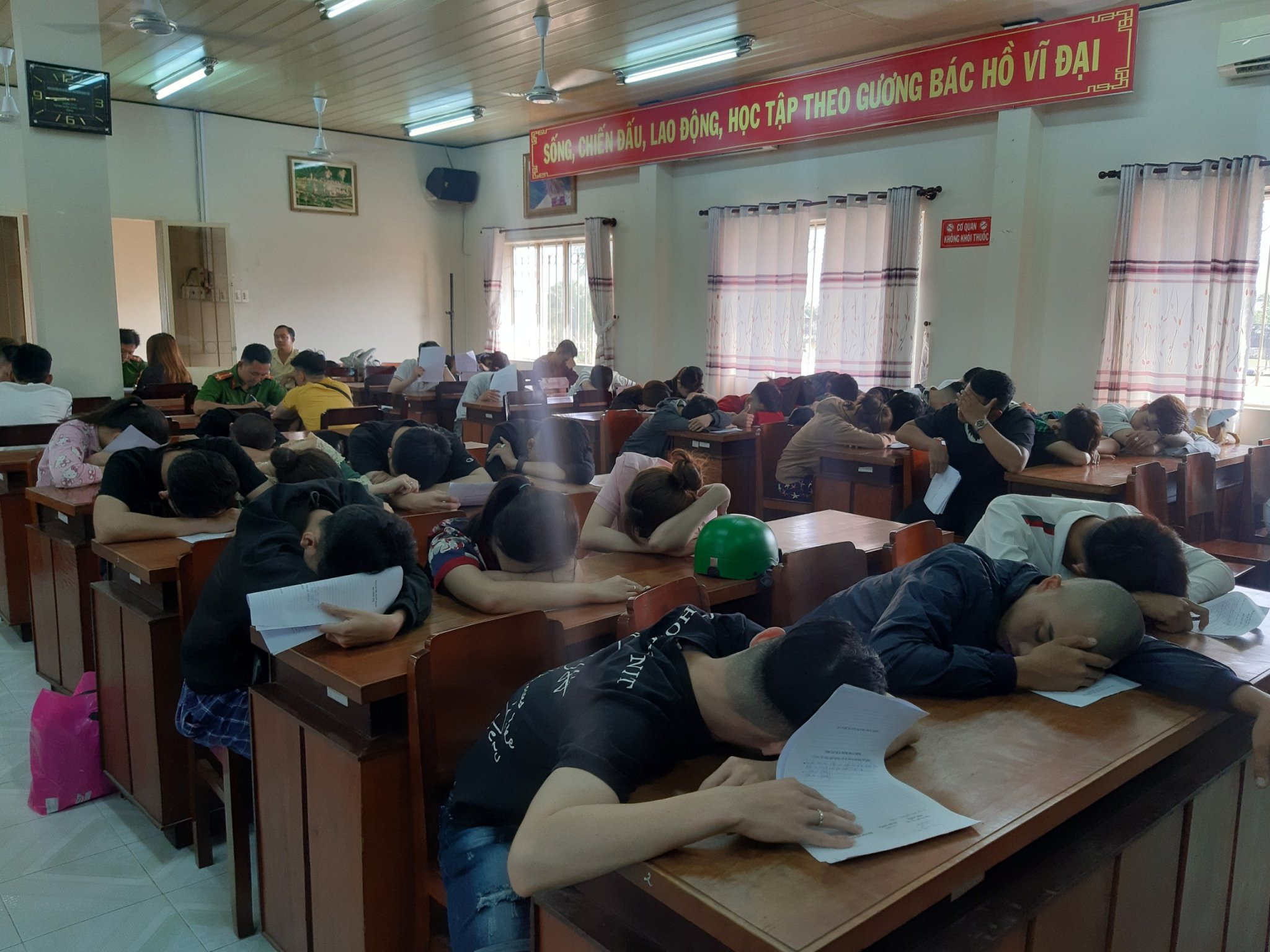 Nhóm thanh niên sử dụng ma túy được đưa về trụ sở Công an để làm việc.