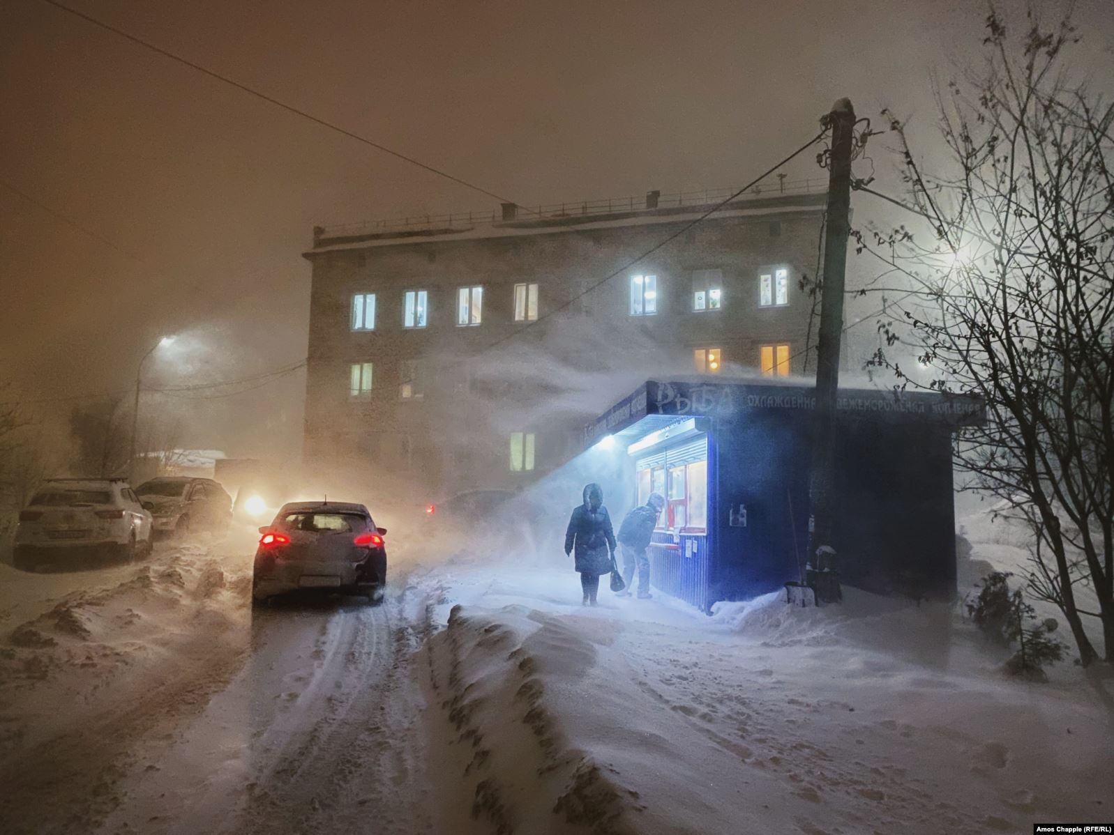 Cảnh tượng ở Murmansk trong một trận bão tuyết lúc 3 giờ chiều.