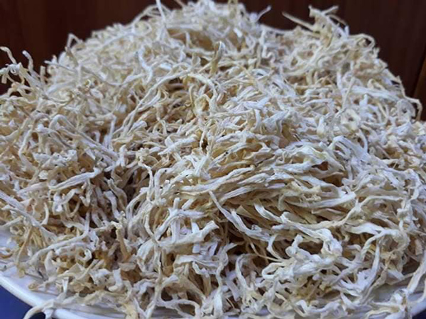 Củ cải trắng được cắt nhỏ và đem đi phơi khô, bán với giá lên đến 230.000 đồng/kg.