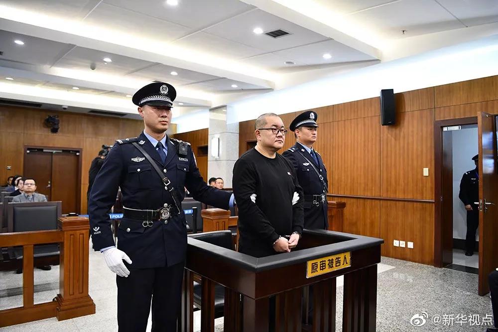 Sun đứng trước tòa án nhân dân cấp cao tỉnh Vân Nam ngày 23.12.2019.