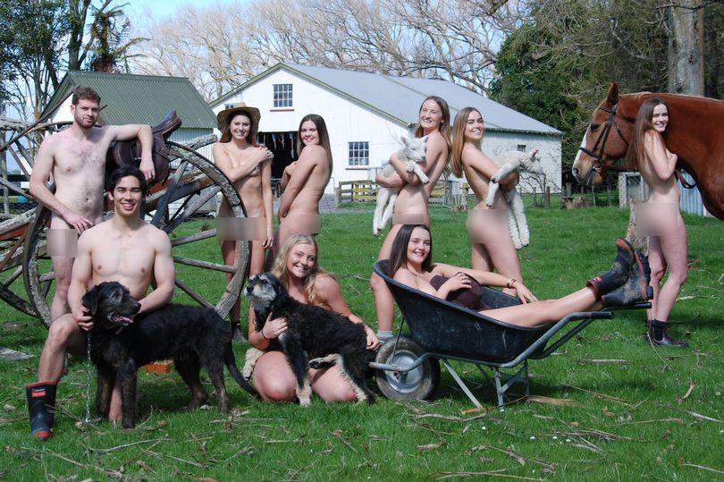 Nhóm sinh viên năm 3 đại học Massey, New Zealand, chụp ảnh khỏa thân làm bộ lịch từ thiện