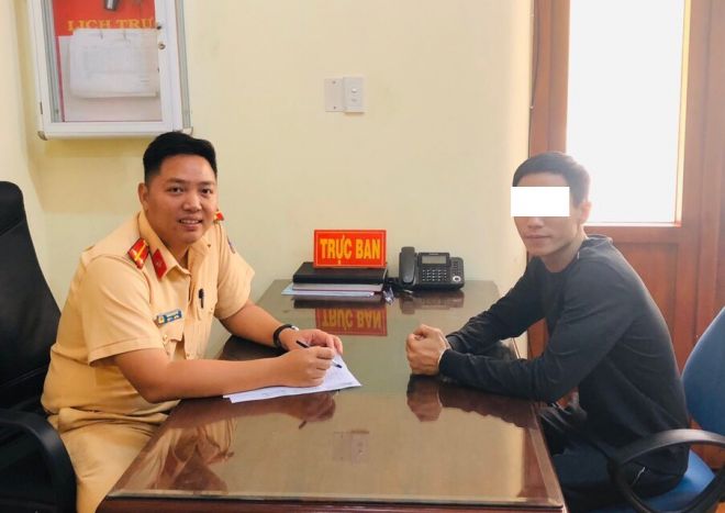 "Phượt thủ" làm việc tại trụ sở Đội 7, Cục CSGT. Ảnh: Đức Thuận