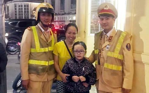 Cháu bé bị lạc được cảnh sát giúp tìm thấy mẹ