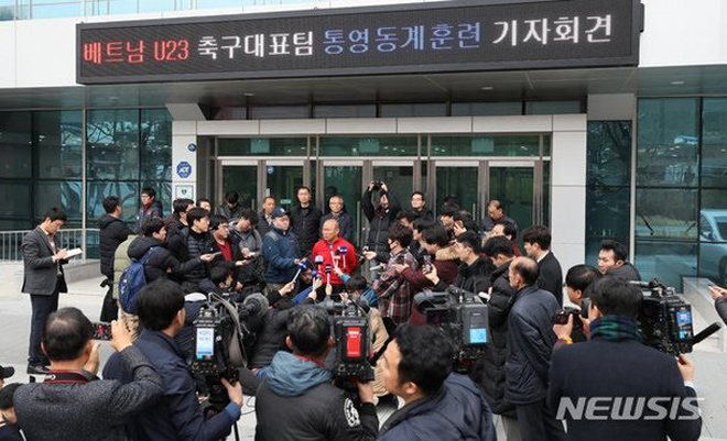 HLV Park Hang Seo tặng sâm cho học trò: Câu chuyện U23 Việt Nam như một gia đình - 1