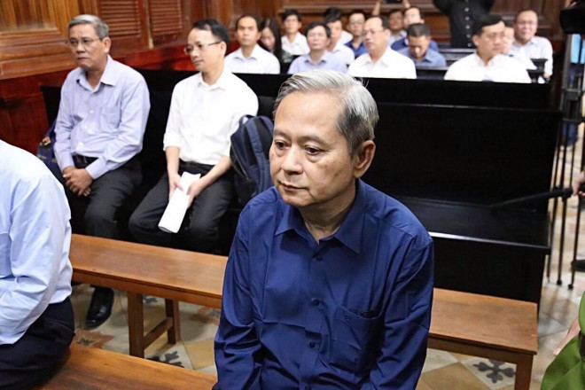 Bị cáo Nguyễn Hữu Tín trong phòng xử án (ảnh: H.TRIỀU)