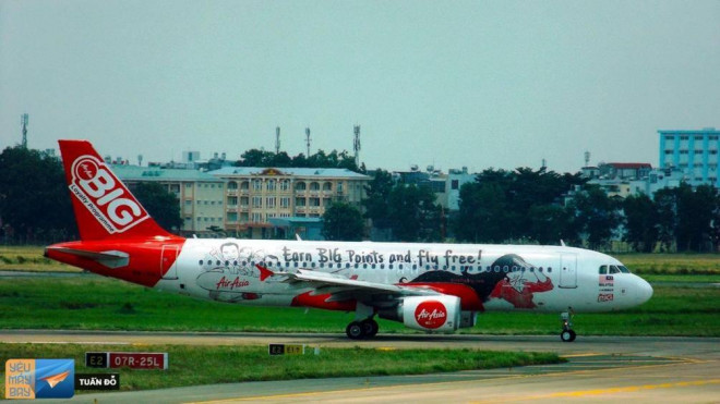 Một tàu bay của Air Asia hạ cánh xuống sân bay Tân Sơn Nhất