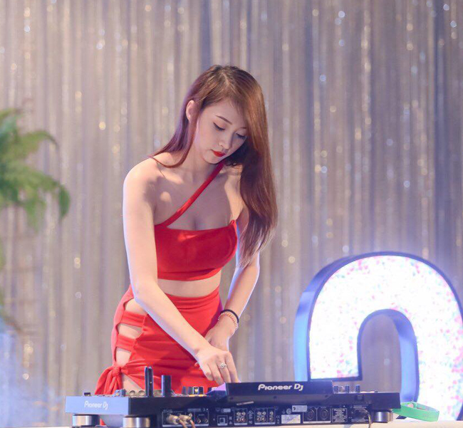 Bên cạnh chuyện nhạy cảm, nghề DJ vốn được đồn thổi có thu nhập rất cao. Tuy nhiên Trang Sarah chia sẻ: “Có show thân thiết chỗ chị em trả cát-xê thường tôi không nhận. Có chỗ yêu quý trả 10-20 triệu/show&#34;.