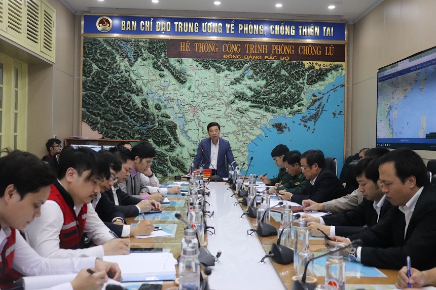 Ông Nguyễn Trường Sơn – Phó Chánh Văn phòng thường trực Ban chỉ đạo Trung ương về PCTT chủ trì họp ứng phó với bão số 8.