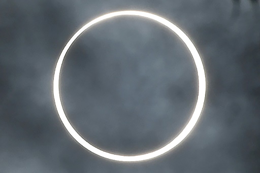 Nhật thực "vòng tròn lửa" xảy ra khi Mặt trăng không ở khoảng cách đủ gần Trái đất để che phủ toàn bộ Mặt trời".