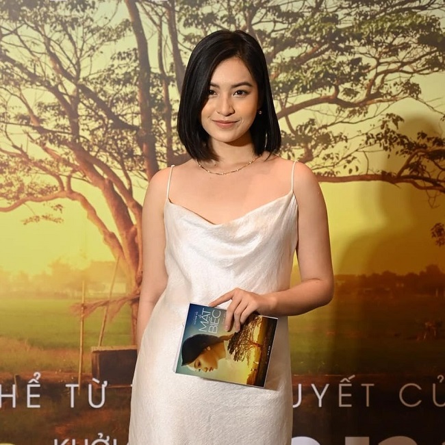 Diễn viên được giao vai Hồng là Nguyễn Lâm Thảo Tâm. Cô cũng đảm nhiệm luôn vai trò MC trong buổi họp báo ra mắt phim.
