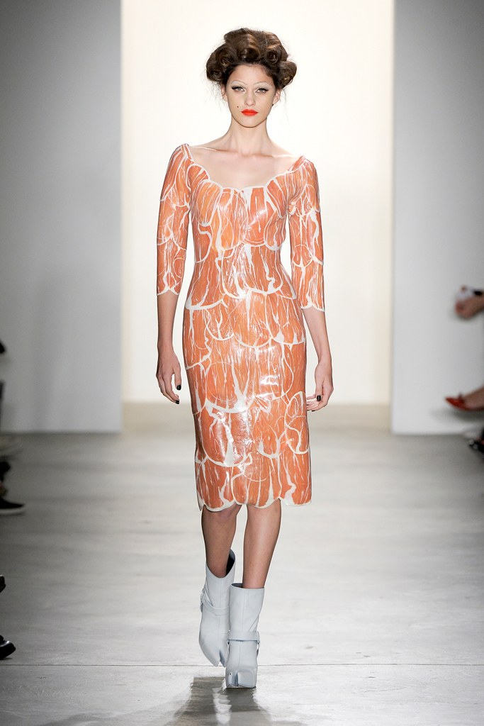 Váy thịt được đưa lên sàn catwalk.