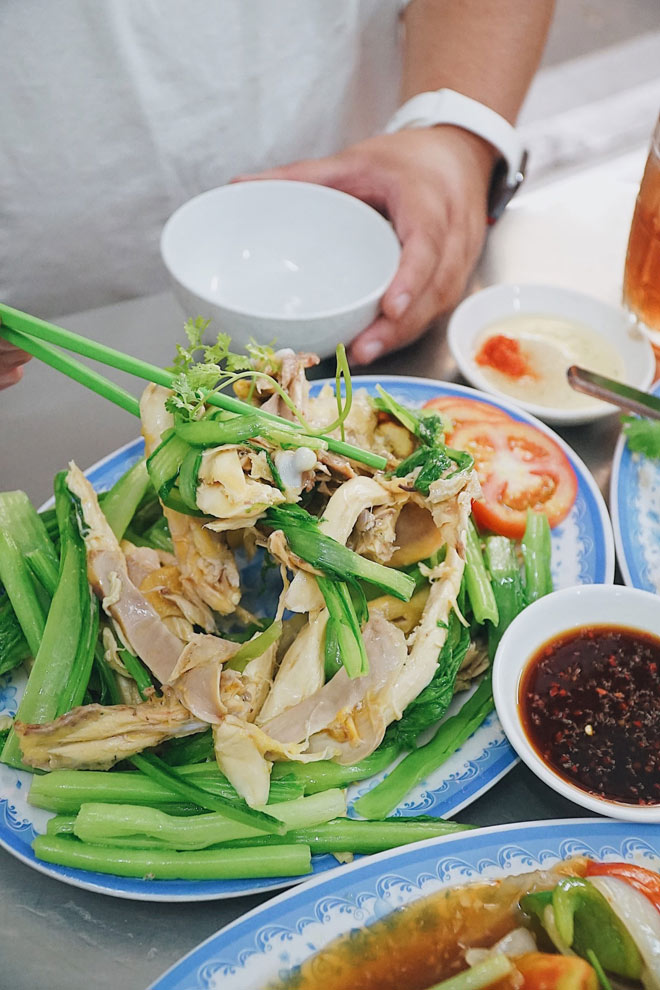 Gà hấp muối khiến tín đồ ăn uống khó cầm lòng