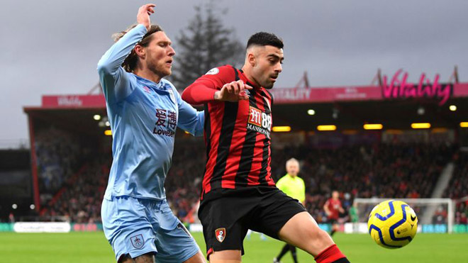 Bournemouth (áo đỏ) đang khủng hoảng lực lượng trầm trọng
