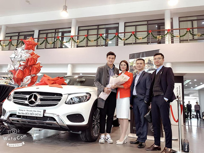 Thủ môn Bùi Tiến Dũng nhận bàn giao Mercedes-Benz GLC 250 giá gần 2 tỷ đồng - 3