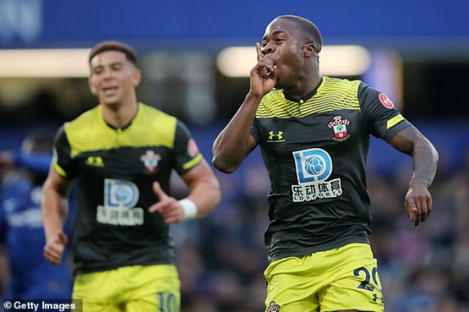 Michael Obafemi (phải, 19 tuổi 173 ngày) trở thành cầu thủ trẻ nhất ghi bàn vào lưới Chelsea trên sân Stamford Bridge ở giải Ngoại hạng Anh kể từ khi&nbsp;James Vaughan làm được điều này cho&nbsp;Everton vào tháng 5 năm 2007 (18 tuổi&nbsp;303 ngày)