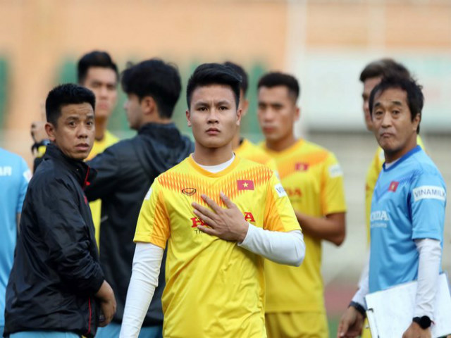 Bóng đá - HLV Park Hang Seo "kèm chặt" Quang Hải, vì sao ra sân tập muộn?