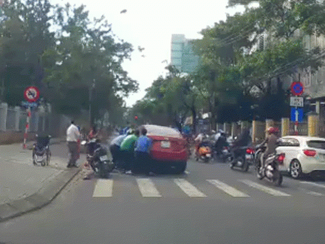 Clip: Nữ tài xế tông trúng cụ ông đi xe lăn qua đường, hàng chục người nâng xe giải cứu - 1