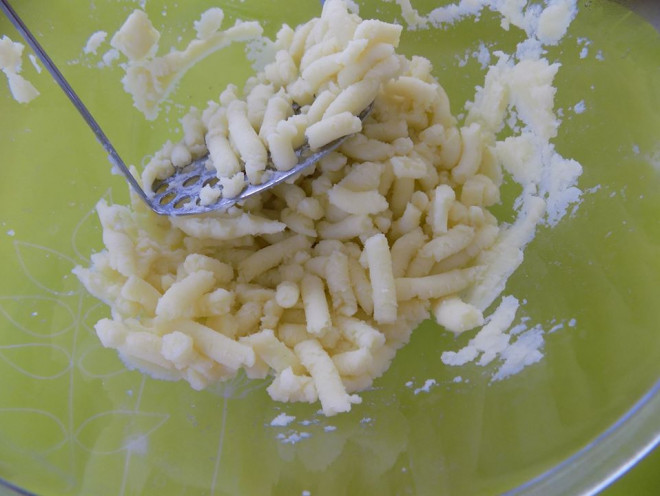 Trong lúc khoai vẫn còn nóng, cho vào âu tán nhuyễn (không dùng máy xay).