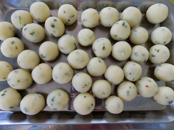 Viên khoai thành những viên bi nhỏ cỡ bằng đầu ngón tay cái.