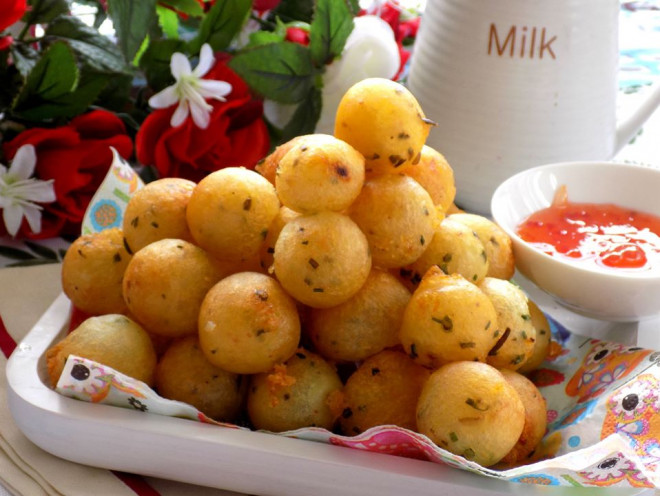 Cho các viên bi khoai tây ra dĩa, cùng với chén sốt cà chua. Món này ăn nóng hay nguội đều ngon.