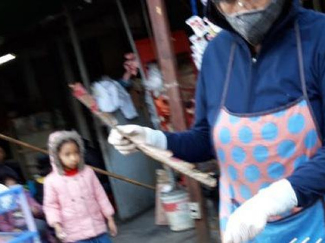 Thị trường - Tiêu dùng - Hãi hùng đồ ăn vặt khu vực cổng trường (2): Không rõ nguồn gốc nhưng vẫn mua cho con