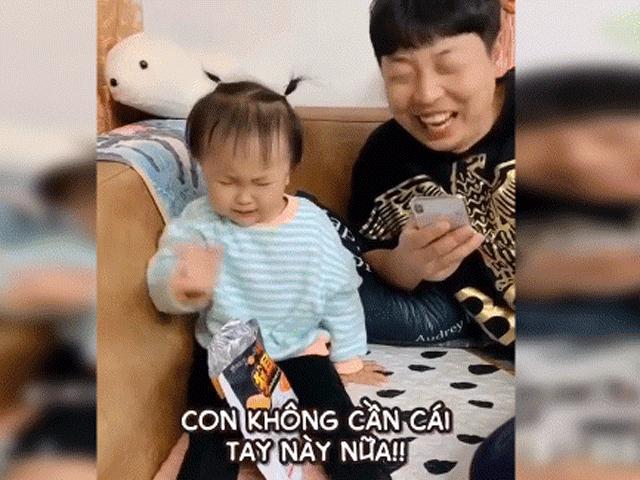 Bạn trẻ - Cuộc sống - Clip: Bị bố "troll" ăn cả bàn tay, cô bé phản ứng cực hài
