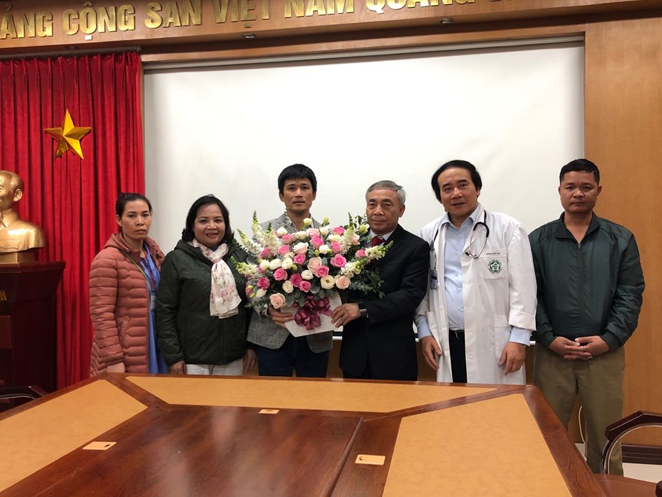 Gia đình bệnh nhi và thầy cô giáo tặng hoa cảm ơn các y bác sĩ đã cứu sống cháu bé. 