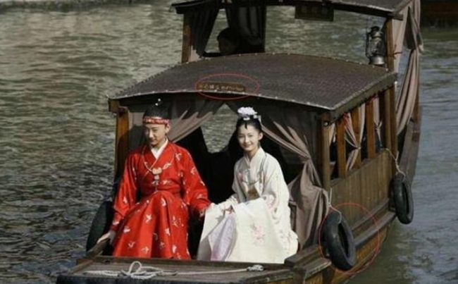 "Tân Hồng Lâu Mộng" bị chỉ trích vì để nhiều đạo cụ thời hiện đại gắn trên chiếc thuyền như lốp xe, phá hỏng một cảnh quay lãng mạn.