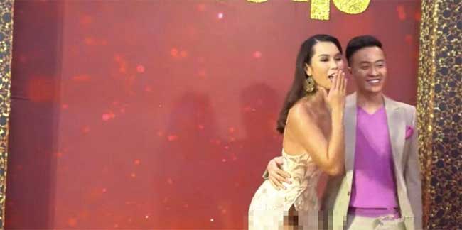 Khi livestream, chiếc váy của Hà Anh cũng lộ ra phản cảm. Kinh ngạc hơn nữa, thay vì với kiểu váy này phải may liền bodysuit thì cô lại không dùng nội y để xảy ra sự cố.