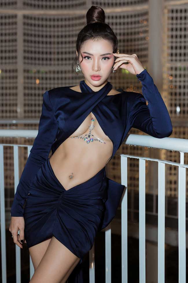 Bộ váy hở bụng của Phương Trinh Jolie nhận đánh giá là phô bày cơ thể quá đà, dễ gặp tình huống hớ hênh.