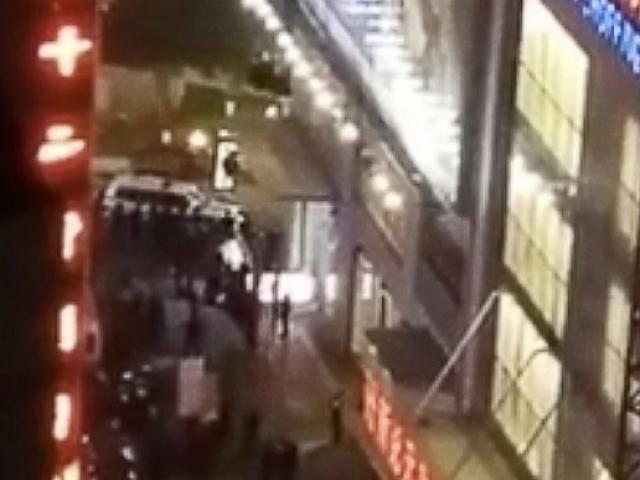 Thế giới - TQ: Hai nữ sinh đang đi, bị người đàn ông nhảy lầu rơi trúng và kết cục thương tâm