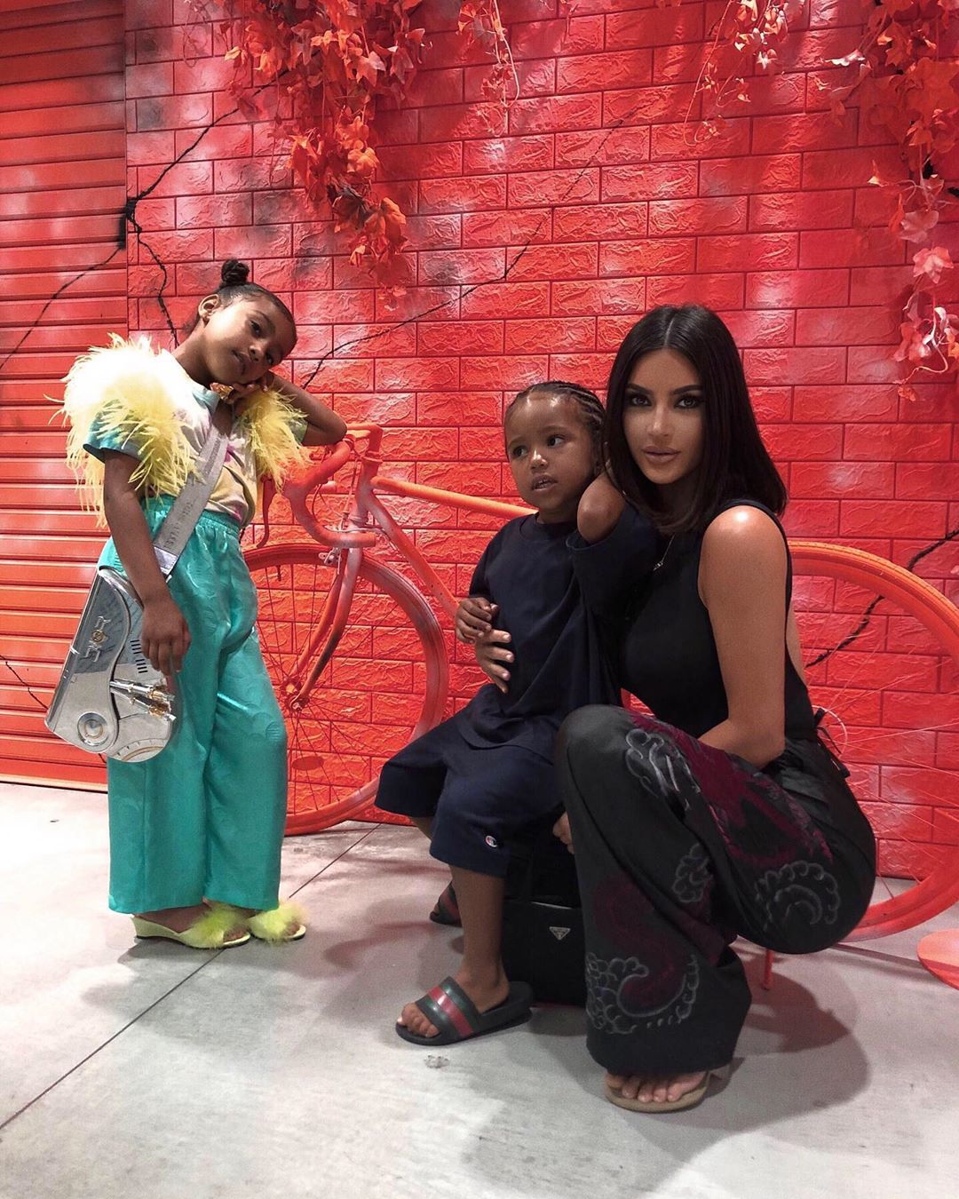 Con gái cô Kim đeo mẫu túi Dior phiên bản giới hạn.