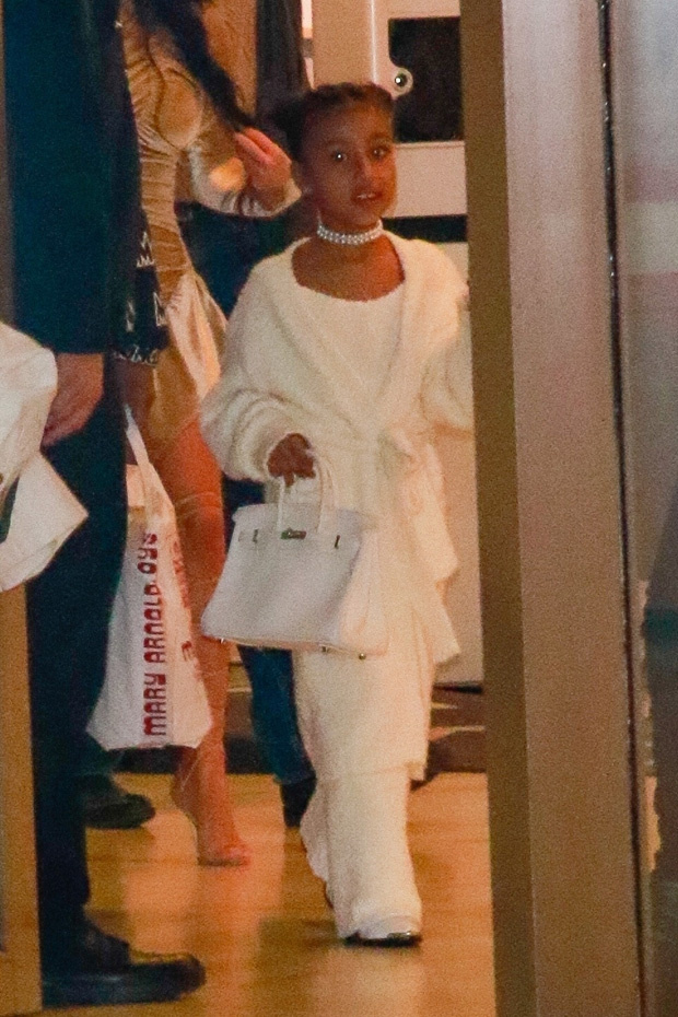 North West xuất hiện với chiếc túi xách&nbsp;Hermès Birkin đắt đỏ.