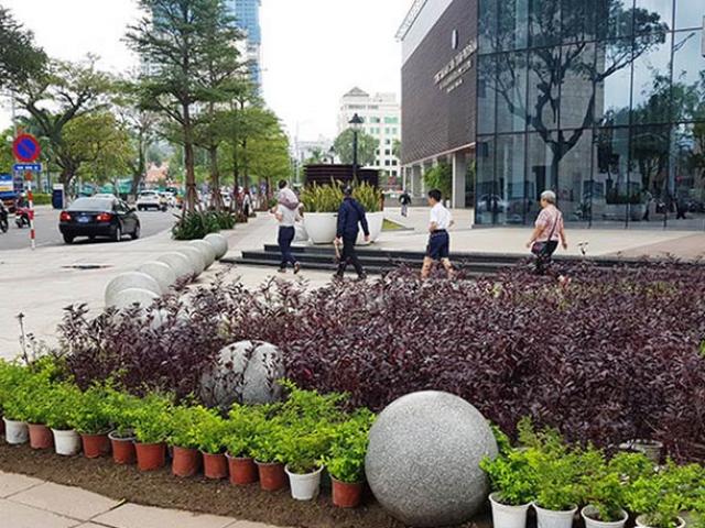 Tin tức trong ngày - Nên di dời 43 quả cầu đá "quây" trước Trung tâm Hành chính TP Đà Nẵng?