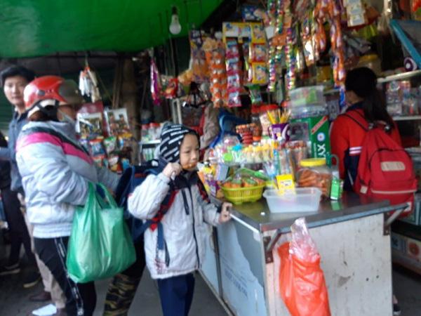 Nhiều phụ huynh trực tiếp mua đồ ăn cho con tại các hàng quán trước cổng trường.