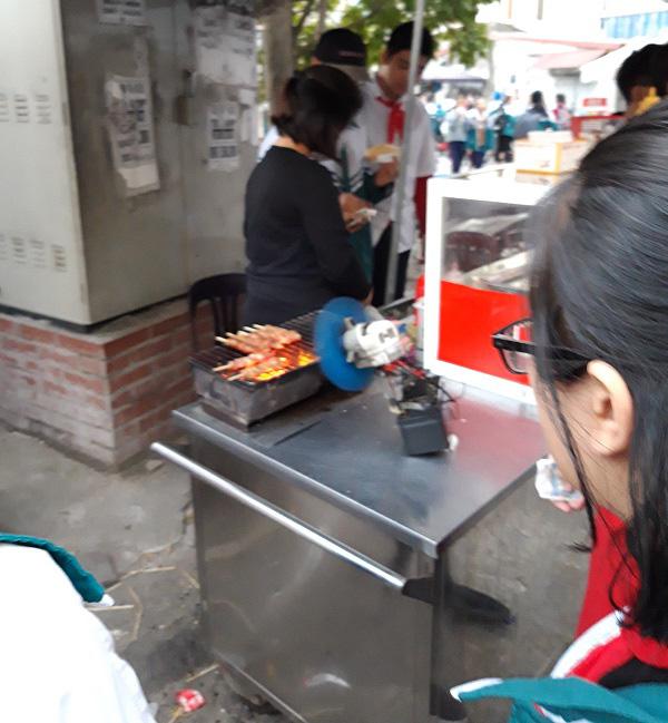 Những quầy hàng di động xuất hiện phổ biến tại khu vực cổng các trường học tại Hà Nội.
