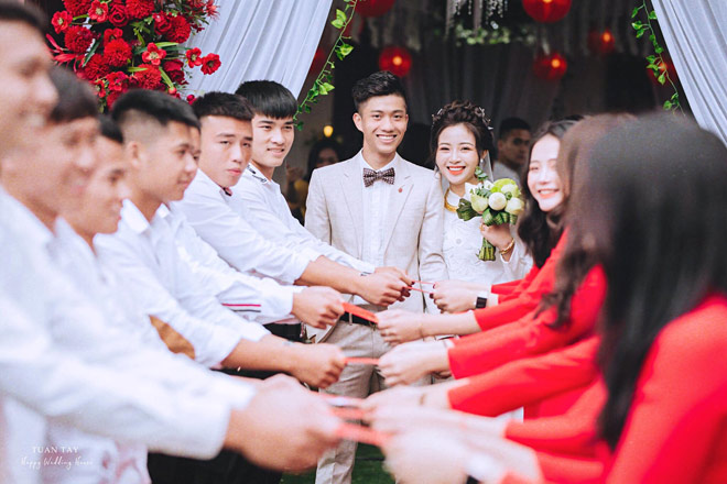 Hé lộ ảnh đính hôn của cặp đôi cầu thủ - hot girl: Văn Đức - Nhật Linh - 1