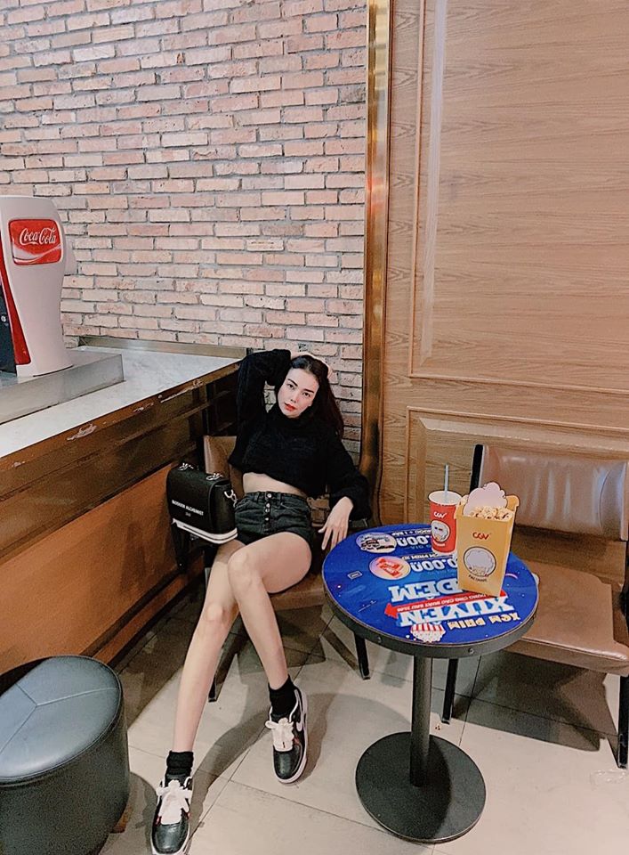 Trà Hằng sở hữu đôi giày hoa cúc với niềm phấn khích khi được cô chia sẻ trên trang cá nhân.