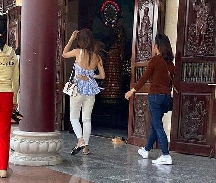 Cô gái diện mốt áo hở lưng, cắt xẻ, ngang nhiên tới nơi linh thiêng.