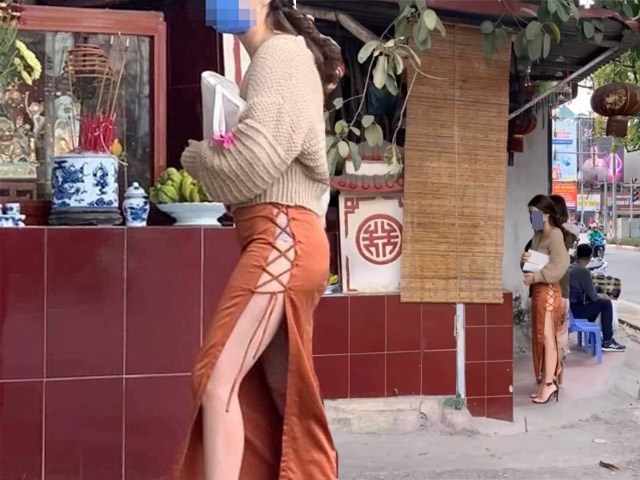Thời trang - Cô gái Hà thành bị chê thiếu ý tứ vì mặc váy xẻ cao đan dây đi lễ mùng 1