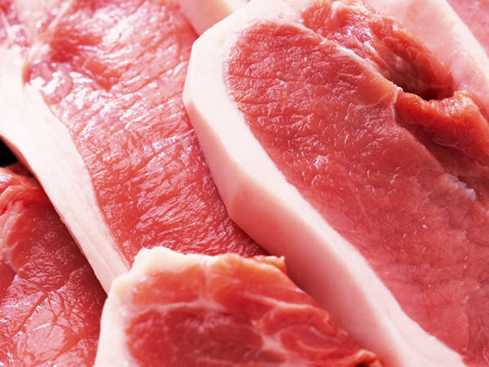 Muốn ăn thịt lợn ngon nên chọn miếng thịt có màu sắc tươi hồng tự nhiên, phần mỡ trắng.